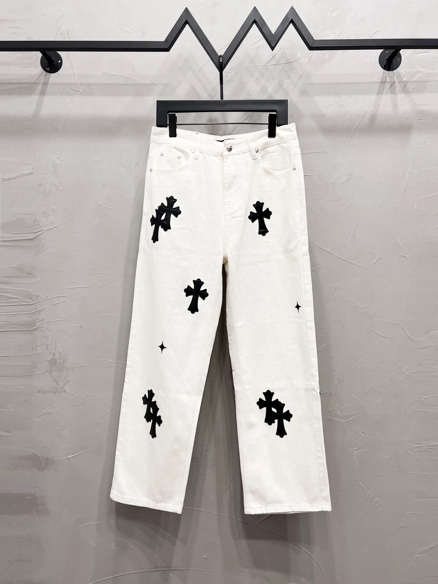 P210 Style number: [M935] Chrome hearts & Chrome hearts 25ss black leather white pants cross patch leather jeans CH Chrome hearts double knee cross patch leather bo1 version logging pants straight work pants B136 Chrome hearts cross Sanskrit overalls Price 24W level, patch cross flower embellishment, high waist washed jeans! ! Absolutely high-end luxury products, 1.9W level god-level single products, super popular products, made by top heavy industry, not to be missed. About Zangyin, this is an extremely luxurious fashion brand, which can also be called the nobles of the high street. It has always been an exclusive brand of some hipsters or rich second generation. Compared with ordinary high streets, it is more luxurious and noble. Compared with luxury brands, it has a more fashionable personality and has always been a brand that I have a special liking for. Imported yarn is custom-woven into a high-density twill canvas. While ensuring a stiff silhouette, the fabric feels very delicate. It follows the B01 classic silhouette. The upper body is stiff and stylish. The ready-made garments are stone-ground and fermented and can be matched with any style. Buttons and zinc-brushed washables are genuine YKK retro metal products. Double-layered canvas on the front. Perfect details. All hardware is perfect. Size: 30-32-34-36 Color: white pants and black leather